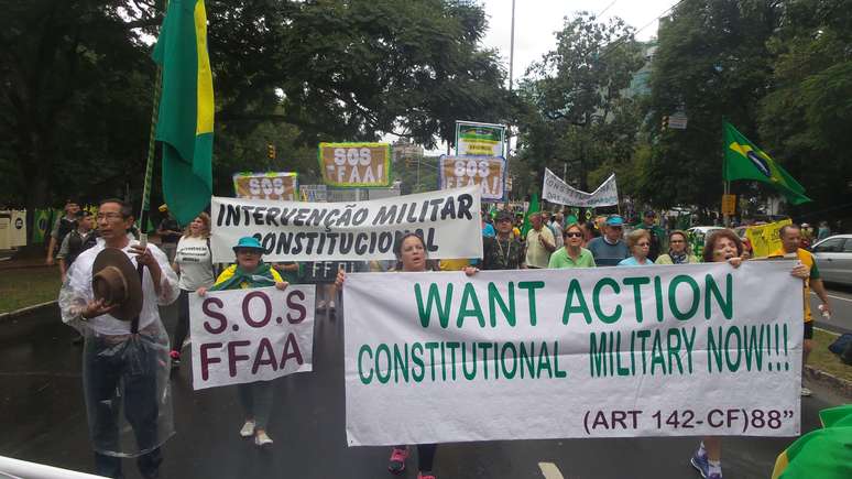 Do alto do carro de som, manifestantes pró-militares reclamaram, dizendo que não eram financiados por grupos internacionais.