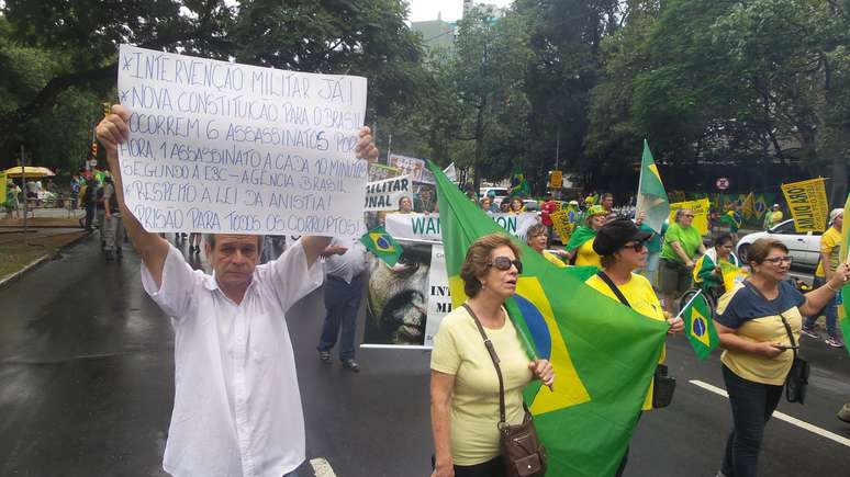 O movimento contra Dilma sairia às 15h30, já separado da primeira organização