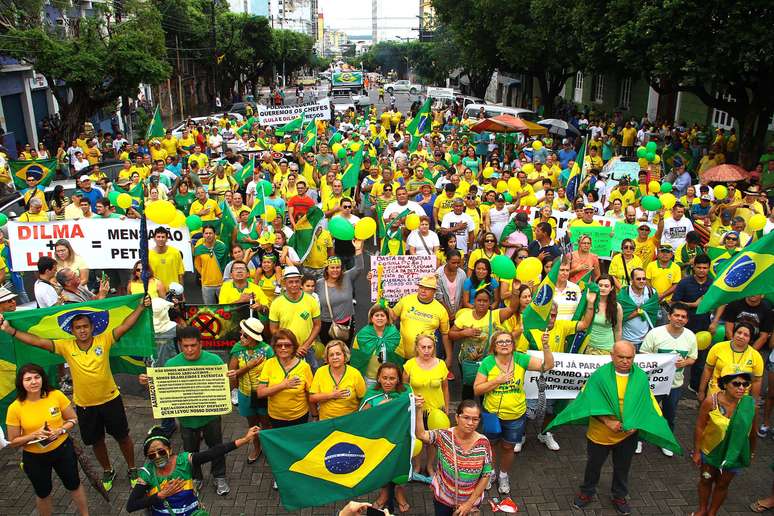 Manaus - Manifestantes no centro de Manaus protestam contra o governo Dilma