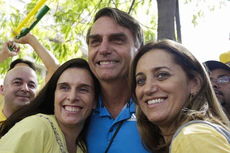 São Paulo - O deputado federal Jair Bolsonaro (PP-RJ) tira fotos com manifestantes durante protesto contra o governo Dilma