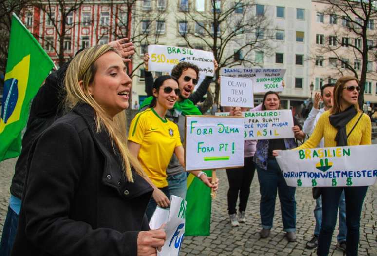 <p>Grupo de brasileiros se reuniu neste domingo (12) em Munique, na Alemanha, para mostrar apoio às manifestações contra o governo de Dilma Rousseff</p>