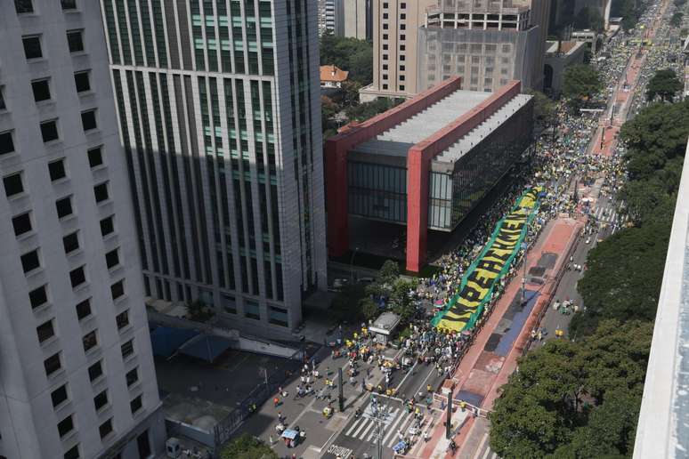 <p>Manifestantes se reúnem em protesto na avenida Paulista, em São Paulo</p>