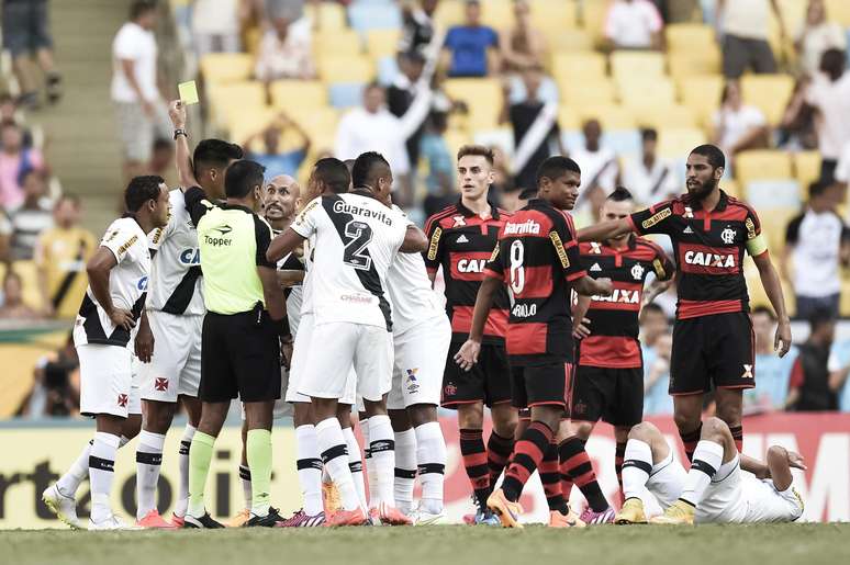 Entrada de Jonas causa confusão entre os jogadores no Maracanã