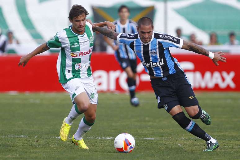 Braian Rodríguez tenta avançar no campo ofensivo