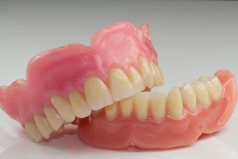 A dor nos dentes da dentadura, pode, na verdade, ser uma dor na gengiva ou consequência de fatores psicológicos
