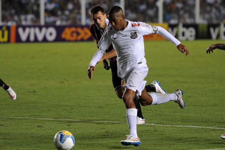 Robinho marcou duas vezes e venceu o São Paulo em nove de 15 jogos