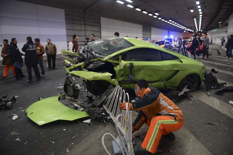 Carros de luxo ficaram destru&iacute;dos no acidente