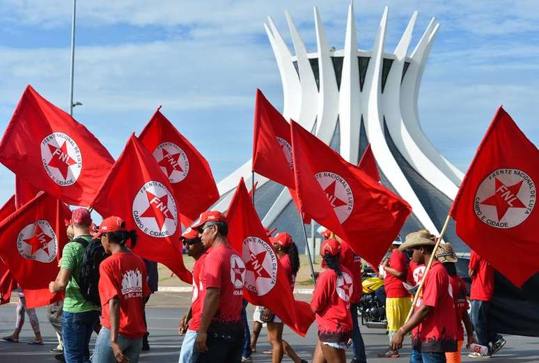 Manifestantes foram para o Ministério do Planejamento com uma lista de reivindicações a ser entregue ao ministro Nelson Barbosa