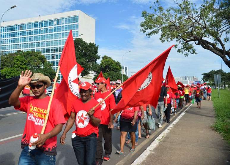 Segundo a polícia militar, cerca de 800 manifestantes fecharam três faixas do Eixo Monumental na manhã desta segunda