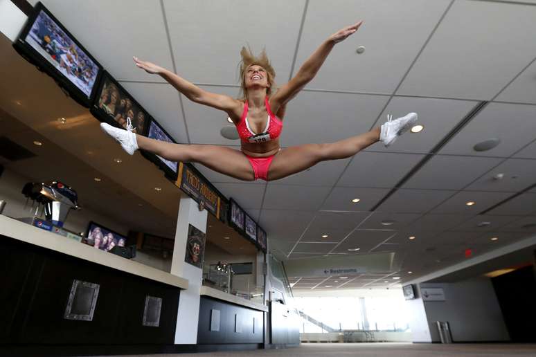 <p>Em Nova Jérsei, no East Rutherford. o New York Jets, time de futebol americano, promoveu um teste para encontrar novas cheerleaders para o time. O evento rendeu belas fotos, como essa da concorrente Angela Tepedino</p>