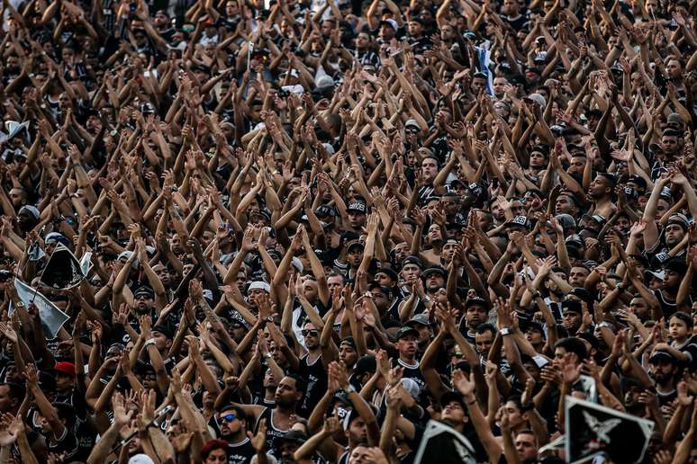 <p>Torcida corintiana vai lotar a Arena no domingo</p>