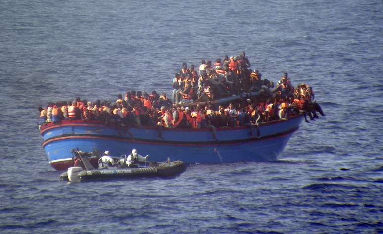 Guarda Costeira italiana recupera 9 corpos e socorre 144 pessoas