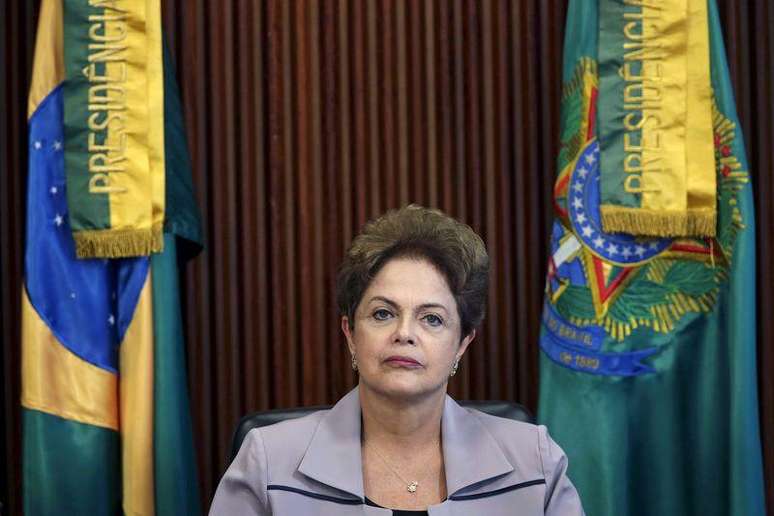 A presidente Dilma Rousseff participa de reunião com representantes do Conselho Nacional de Saúde, em Brasília, nesta segunda-feira. 13/04/2015