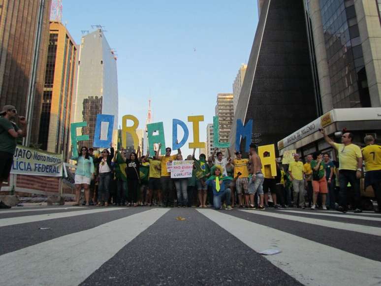 <p>São Paulo, 12/4 - Manifestantes protestam contra o governo da presidente Dilma Rousseff na avenida Paulista, na região central de São Paulo