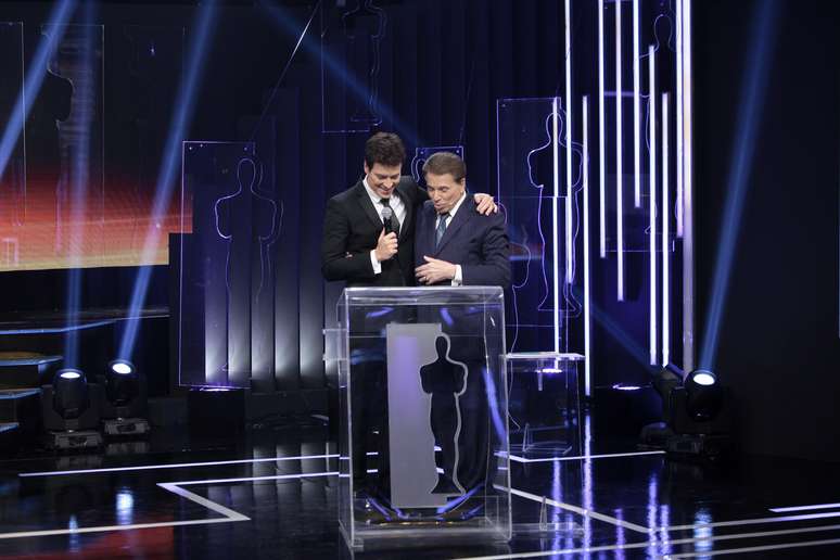 Silvio Santos recepciona Rodrigo Faro, um dos homenageados da noite