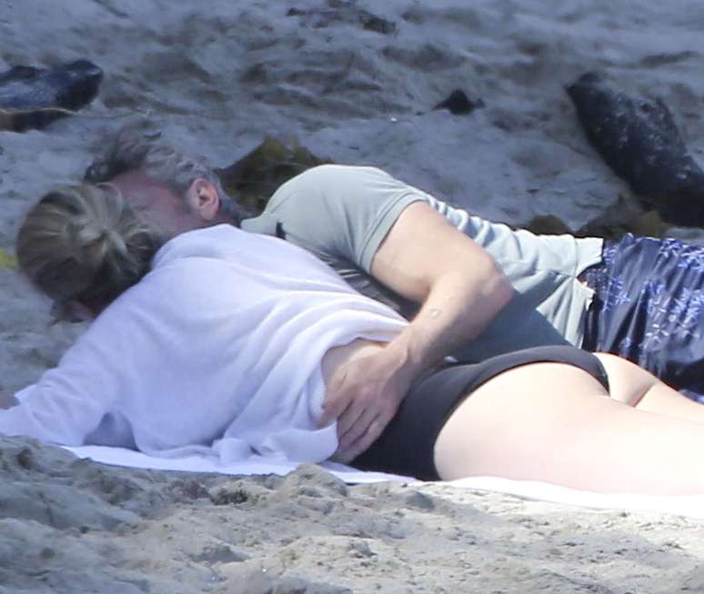 Sean Penn curtiram o dia de domingo (12) juntos na praia em Malibu