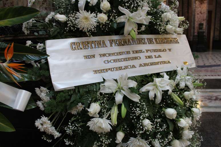 <p>Coroa de flores enviada pela presidente da Argentina, Cristina Kirchner</p>
