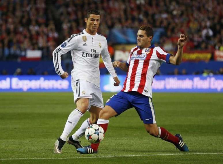 Disputa de bola entre Cristiano Ronaldo e Koke, do Atlético de Madrid, no estádio Vicente Calderón