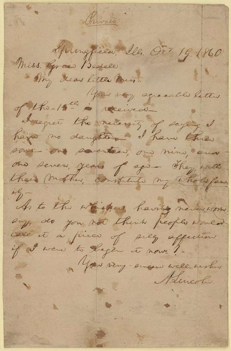 Carta escrita por Lincoln a Grace, em 19 de outubro de 1860; alguns especialistas acreditam que as manchas no documento foram provocadas por flocos de neve, que ca&iacute;ram sobre a superf&iacute;cie do papel enquanto Gracie lia a carta durante o caminho para a escola