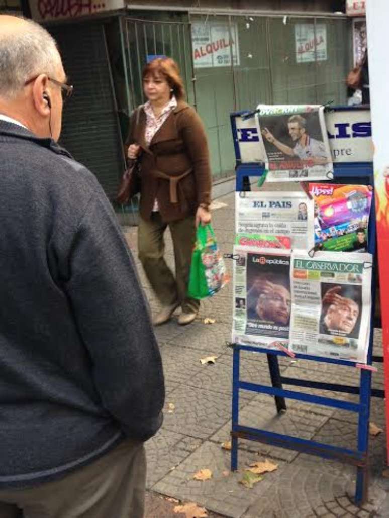 <p>Jornais noticiaram a morte de Galeano</p>