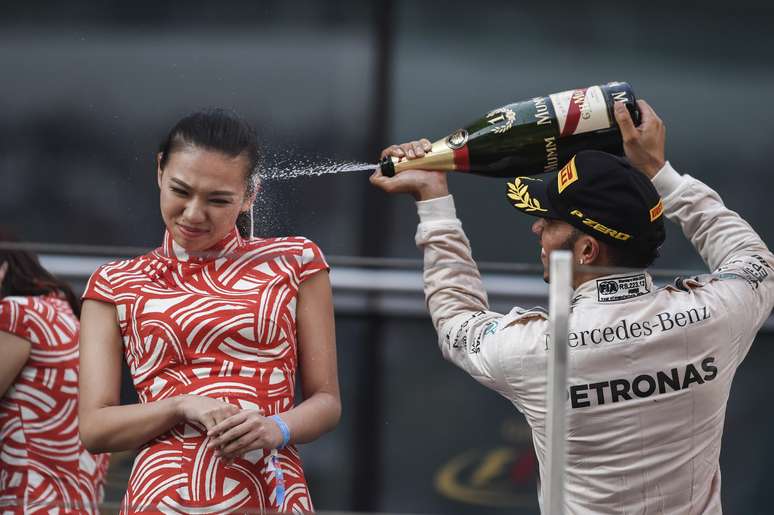 Hamilton espirrou champanhe no rosto de uma grid girl no pódio em Xangai, e atitude foi bastante criticada