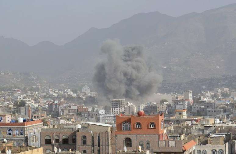 Smoke billows after an air strike in Yemen's central city of Ibb. 12/04/2015.