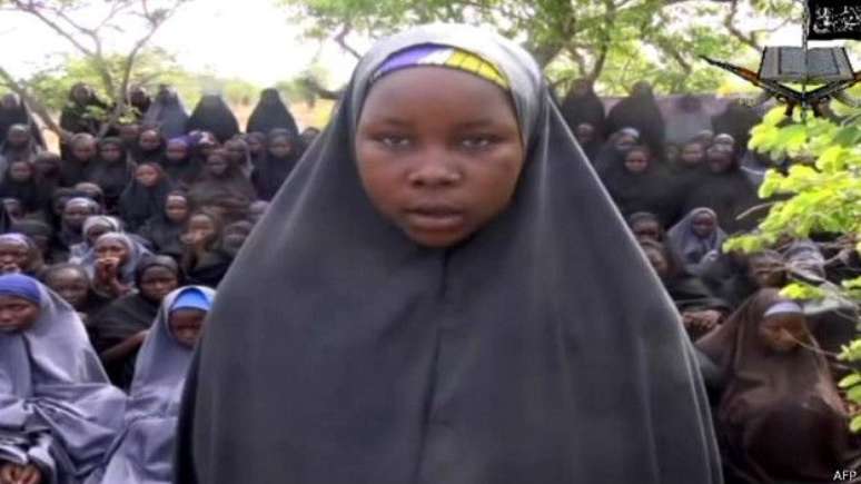 Líber do Boko Haram prometeu casar ou vender como "escravas" as meninas sequestradas em Chibok