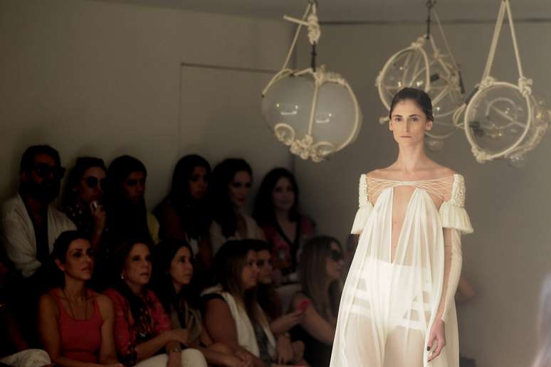 Daiane Conterato desfila com vestido longo da nova coleção de Paula Raia