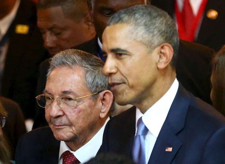 <p>Presidente de Cuba, Raul Castro, juntamente com o seu hom&oacute;logo norte-americano, Barack Obama, antes da abertura da C&uacute;pula das Am&eacute;ricas na Cidade do Panam&aacute;</p>