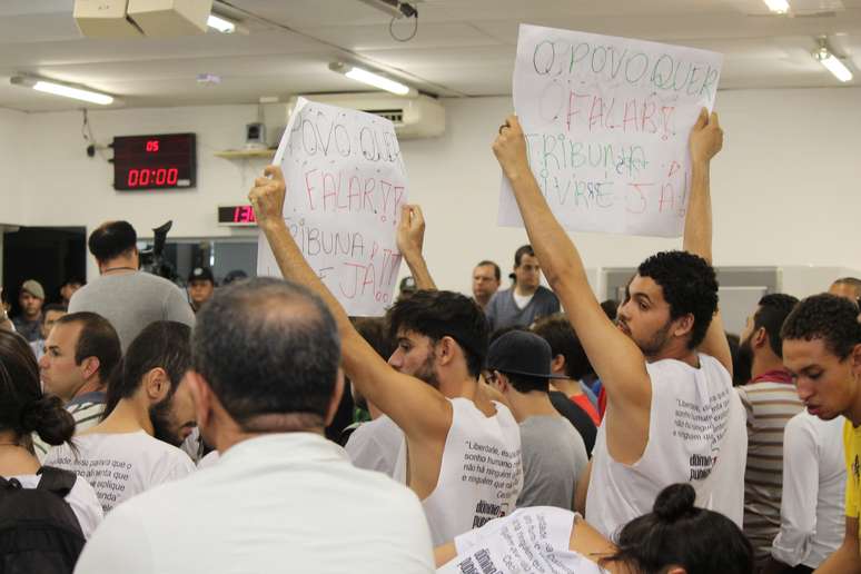 <p>Manifestantes se reuniram na C&acirc;mara na noite dessa segunda-feira (13)</p>