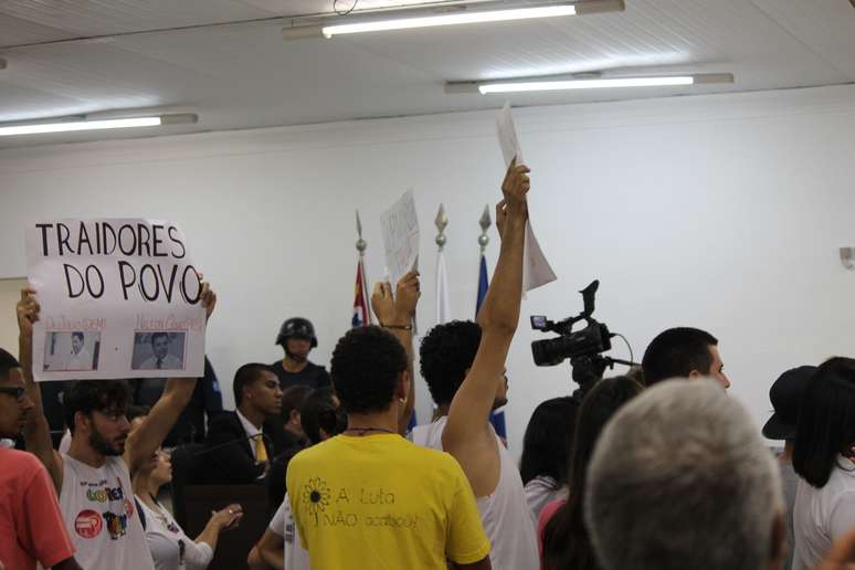 Com cartazes, os cidadãos demonstraram repulsa ao aumento de 103% no salário dos vereadores