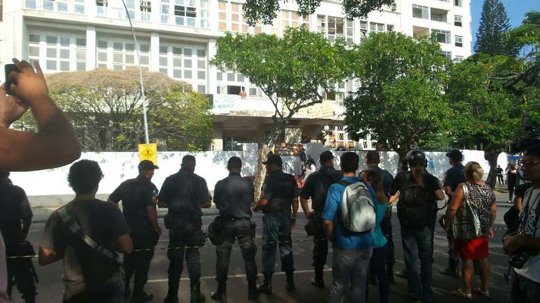 Policiais cercam prédio arrendado a uma empresa de Eike Batista durante reintegração de posse no Rio de Janeiro