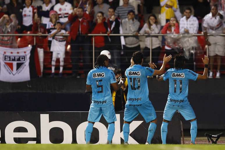 Trio Arouca, Ganso e Neymar comemora vit&oacute;ria santista na semifinal de 2012; duro retrospecto para o S&atilde;o Paulo