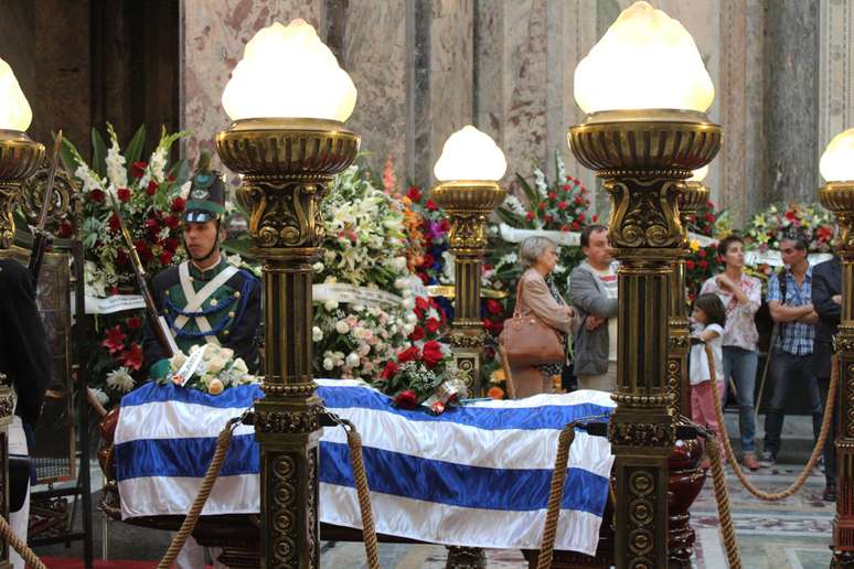<p>Caix&atilde;o do escrito foi coberto pela bandeira do Uruguai</p>