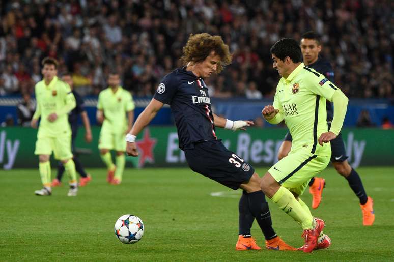 Luís Suárez aplica drible humilhante em David Luiz