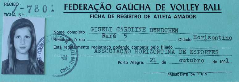 <p>Carteirinha de vôlei de Gisele</p>