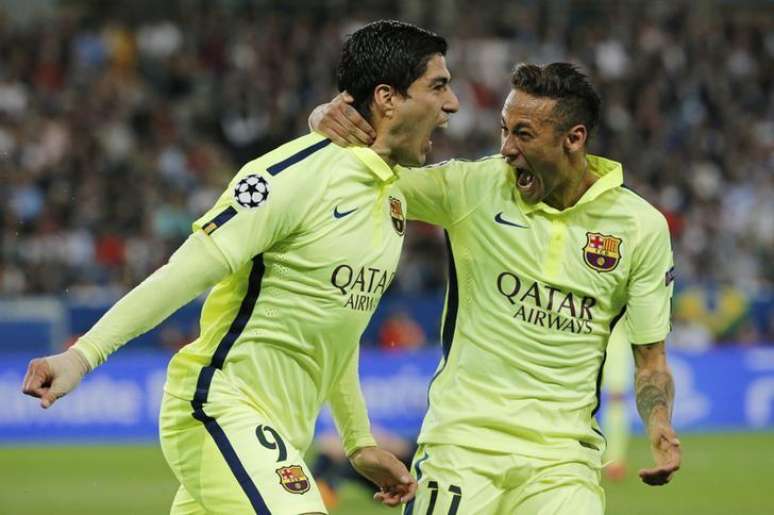 Suárez e Neymar comemoram gol do Barcelona contra Paris St Germain. 15/4/15.