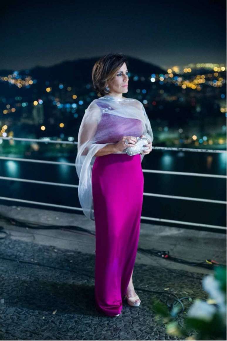 <p>Em primeiro lugar, a echarpe transparente da Beatriz (Gloria Pires), de <em>Babilônia</em>. É da Mara Mac, mas não está mais à venda. Informações: falecom@maramac.com.br. O vestido magenta também entrou na lista, em sexto lugar. A peça é da Emporio Armani. Preço: R$ 3.940. Informações: (11) 3034-3559  </p>