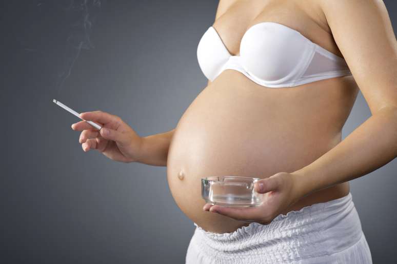 <p>Segundo médicos, álcool na gravidez pode afetar o desenvolvimento do bebê, e fumar pode interferir no coração da criança</p>