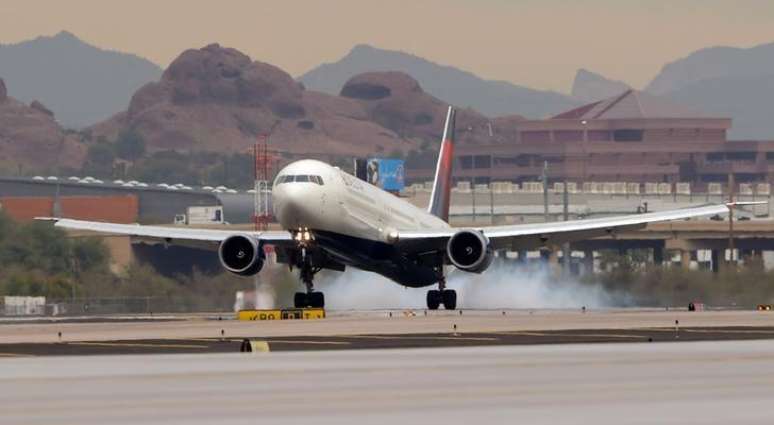 Avião fretado da Delta pousa no aeroporto Sky Harbor, em Phoenix, nos Estados Unidos. 26/01/2015