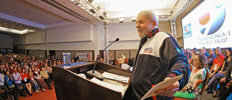 <p>Lula discursa durante abertura do 9º Congresso Nacional dos Metalúrgicos da CUT, em Guarulhos, em 14 de abril</p>