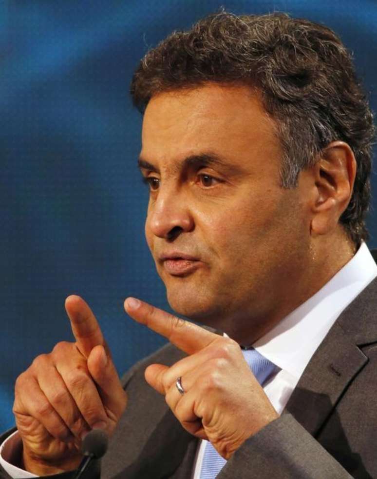 Aécio foi almejado por grupos como Movimento Brasil Livre e Revoltados Online, que defenderam que o senador teria “arregrado” e que “não tem culhões”