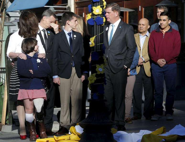 <p>Prefeito de Boston, Marty Walsh (terno cinza e gravata azul), reunido com famílias de vítimas do atentado, durante cerimônia, em 15 de abril</p>