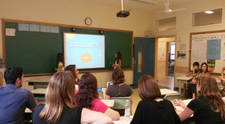 Mariana Ribeiro e Bianca Ribeiro falaram sobre mitos e verdades da gagueira para os professores da escola onde estudam 