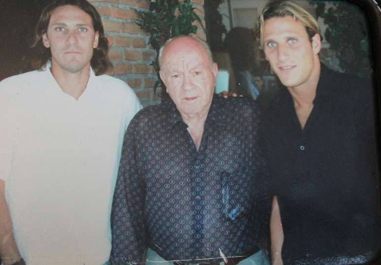 Diego Forlán (à dir.), filho de Pablo, e o ex-jogador argentino Alfredo Di Stéfano (centro), morto em julho de 2014