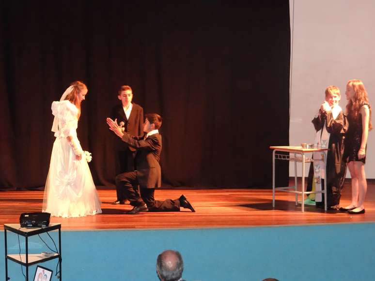 <p>Peça "O Casamento de Gisele Bündchen" idealizada e encenada por alunos da escola onde a modelo estudou</p>