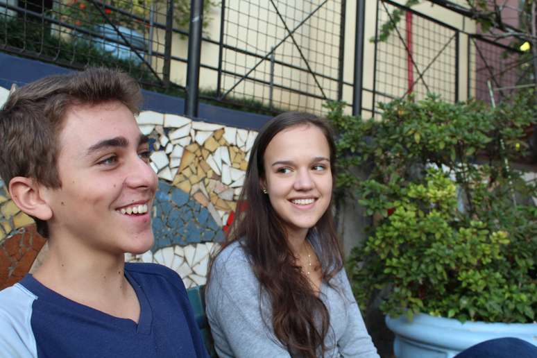 <p>Pedro Pinheiro e Paola Christmann, alunos da escola onde Gisele estudou e atores da peça inspirada na passagem da modelo por Horizontina</p>