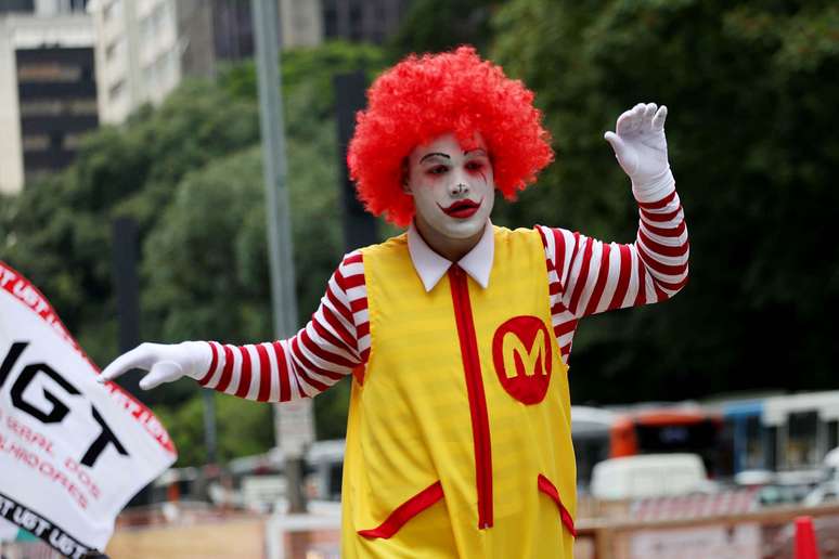 Homem vestido de palhaço em ato contra o Mc Donalds em São Paulo
