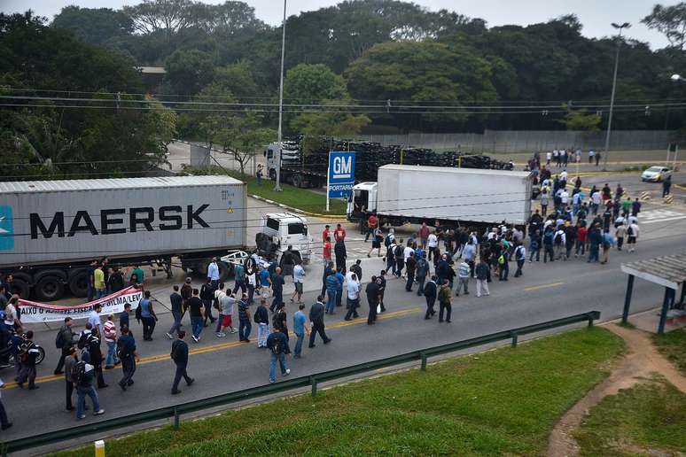 Funcionários da General Motors em São José dos Campos (SP) fazem protesto contra o projeto de lei 4330/2004