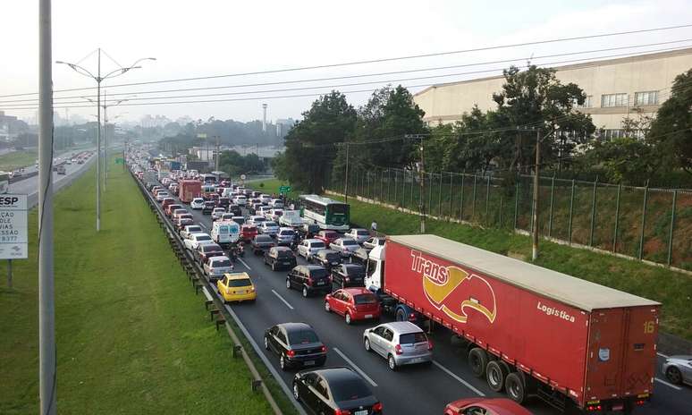 <p>A Anchieta ficou congestionada na altura do km 12,5</p>